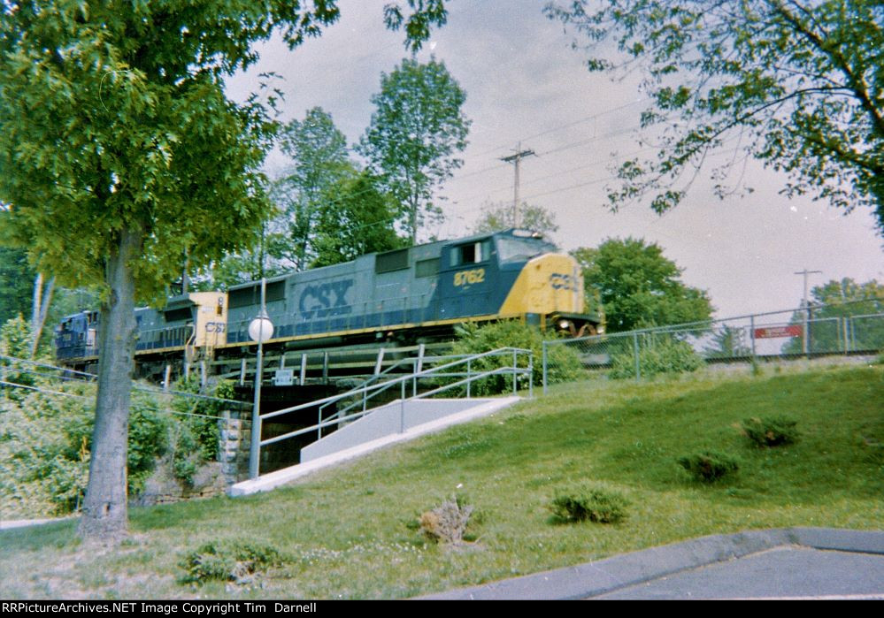 CSX 8762 on Q417